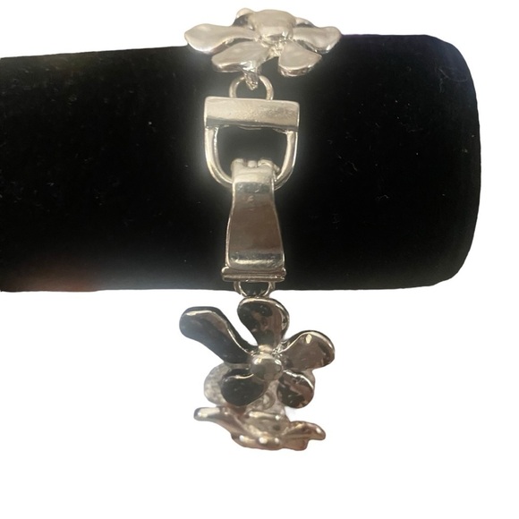 Metal hammered Flower Magnetic Bracelet - Picture 9 of 10
